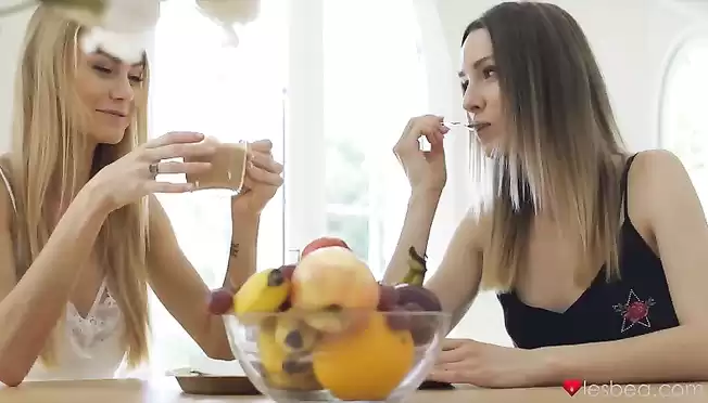 Порно әйел қоғамдық көлікте есегін ысқылайды Күрес бөлмесіндегі секс