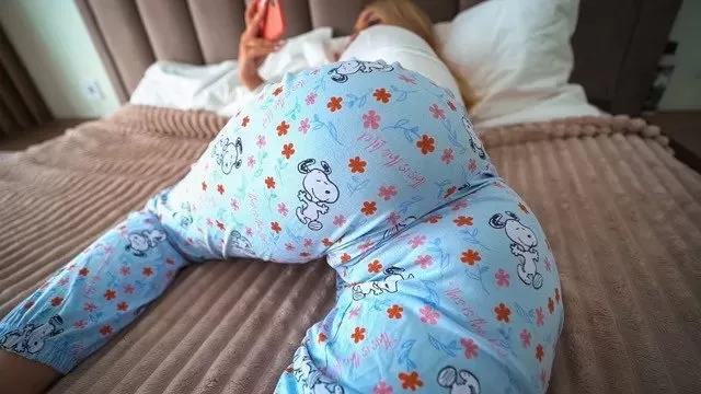 Порно видео - За букетик роз игривая брюнетка позволила другу поиметь ее в попку Милая девушка позволила войти в свою тугую попку