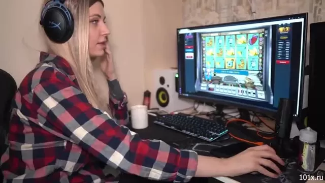 Скрытая камера засняла как жена флиртует с сантехником скачать порно