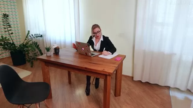Русская НАЧАЛЬНИЦА в порно | Секс с начальницей на работе