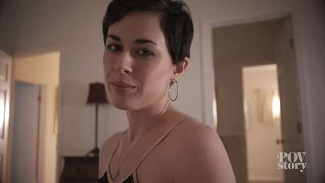 Қысқа юбка киген Жалаңаш қыздардың коммуналдық пәтер суреті